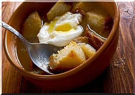 Garlic soup with poached egg 