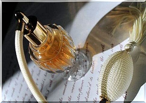 4 practical uses for empty perfume bottles