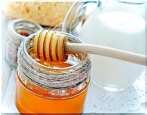 Honey makes the skin look youthful