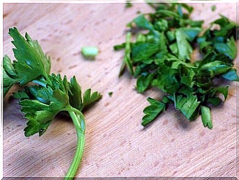 Parsley and lemons against dark spots on the skin