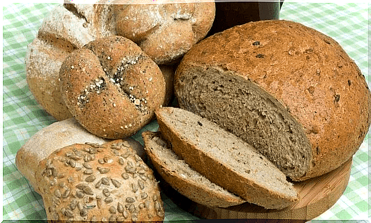 Foods rich in carbohydrates: bread