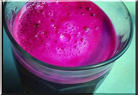 Building smoothie made from beetroot, carrot and apple