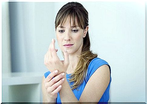 woman-has-wrist-pain-carpal-tunnel-syndrome