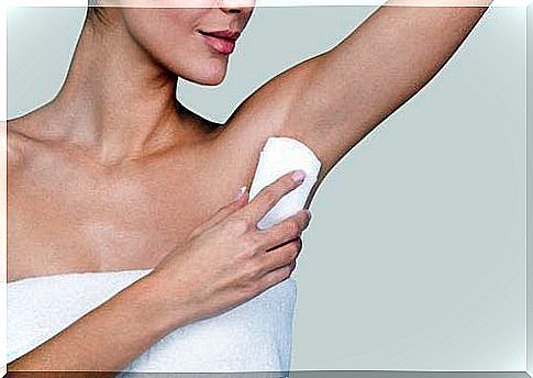 woman-cleans-armpits