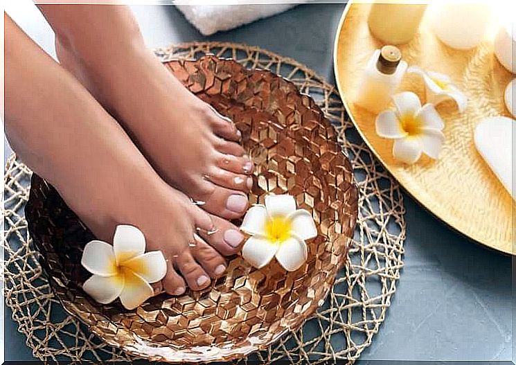 Foot bath with vinegar and almond oil for delicate skin 