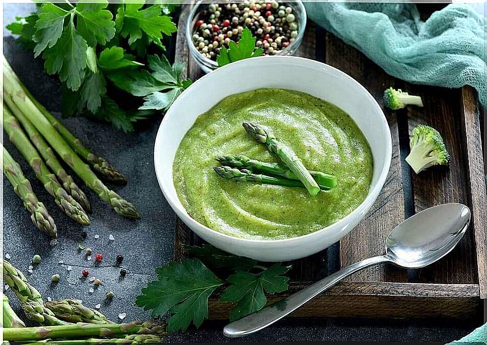 Green asparagus cream soup: healthy and delicious!