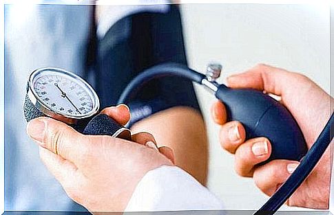 Doctor measures blood pressure