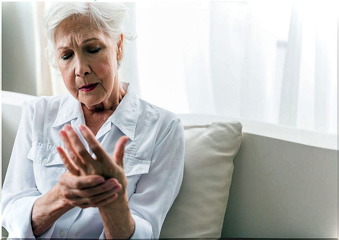 elderly woman with numbness in hand