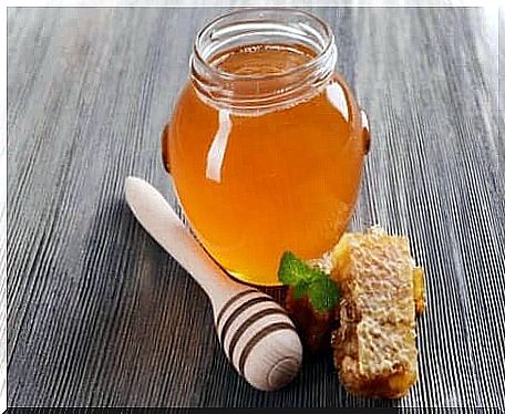 Honey for quick relief from sore throats