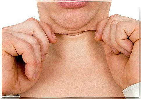 Signs of aging on the neck: folds of skin under the chin