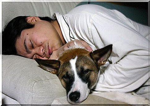 Man-sleeps-with-dog