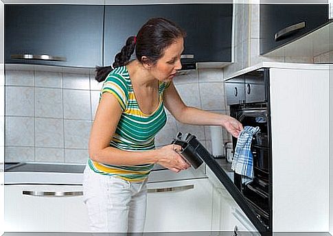 Woman makes spinach cheese dip in the oven