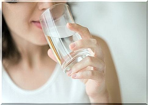 What happens to your body when you drink water on an empty stomach?