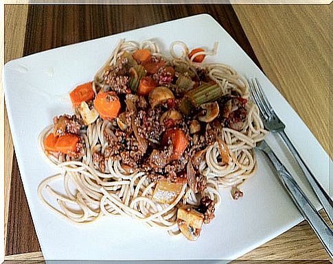 Pasta with vegetables and minced meat